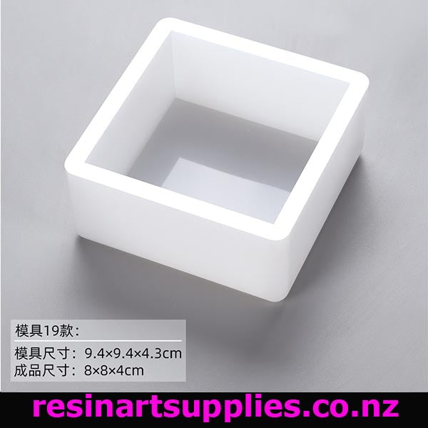 White square mold on a gray background with text and brand name.
