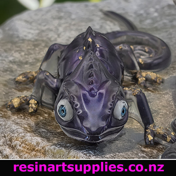 Glass lizard figurine on a rock with 'resinartsupplies.co.nz' text at the bottom.