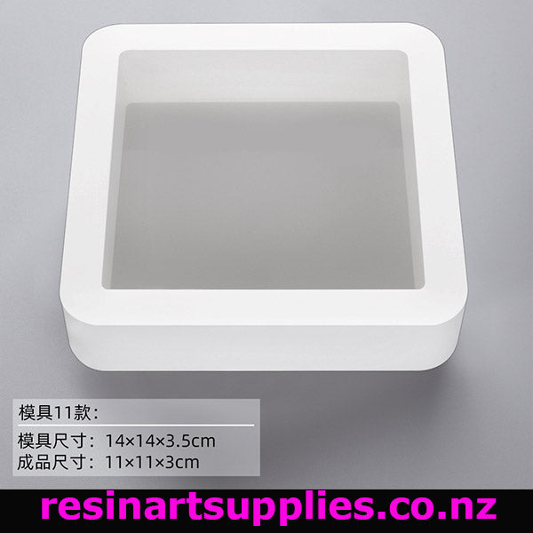 Square silicone mold on a gray background with text and brand name.